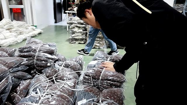 对该企业涉案羽绒服抽样检测 织里警方供图