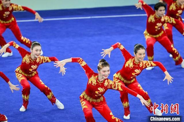 图为上海市代表团选手在比赛中。中新社记者 骆云飞 摄