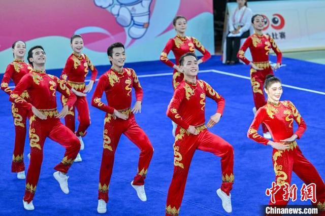 图为上海市代表团选手在比赛中。中新社记者 骆云飞 摄