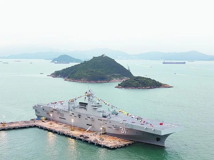 近日,香港由海南舰和长沙舰组成的开放编队抵达香港,开启为期5天的参观访问活动。
