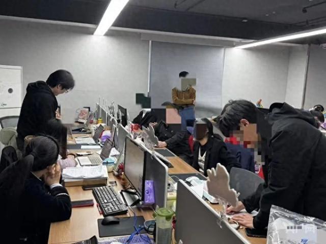 警方抓捕犯罪嫌疑人现场(受访者供图央广网发)
