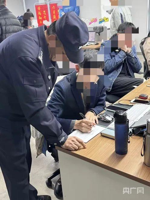 警方抓捕犯罪嫌疑人现场(受访者供图央广网发)