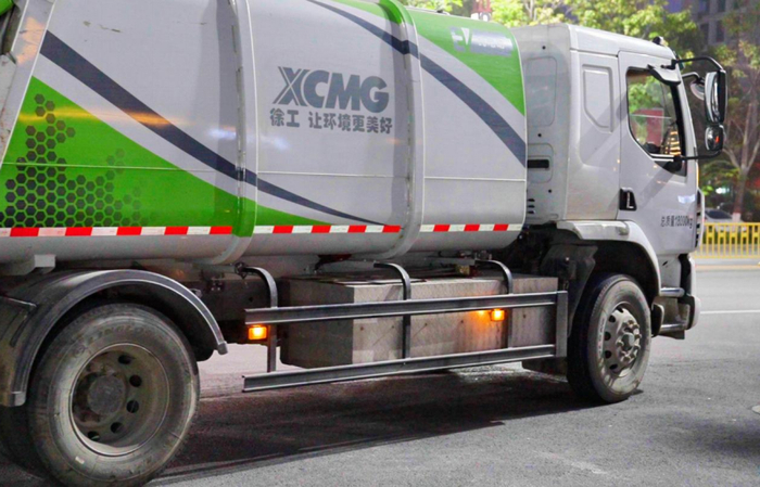 图为装有车载定位终端的环卫车正在工作