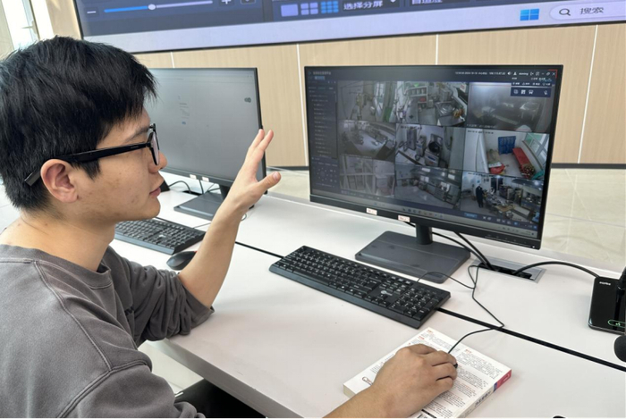 图为工作人员正在讲解监控功能
