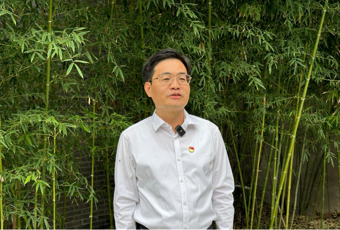 图为大名县委书记高巍正在介绍大名县的数字化发展