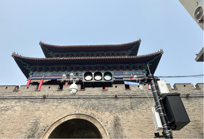 图为明清大名府古城内的监控摄像头