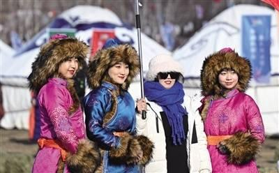 游客（右二）在冰雪节上与演员合影。记者 贝赫 摄