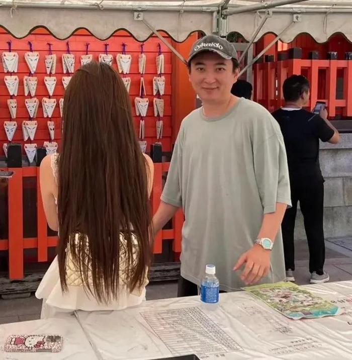 2021年,表王百达翡丽携手tiffany推出了限量170枚的鹦鹉螺5771,颜值