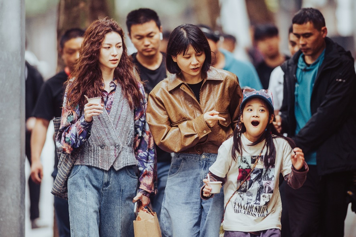 邵艺辉（中）和演员钟楚曦（左）、曾慕梅（右）。（图/微博@邵艺辉）