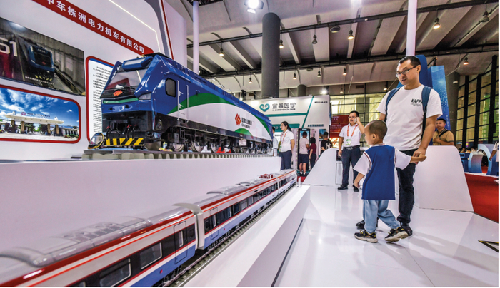 （2024年9月28日，在广西南宁举办的第21届中国-东盟博览会上，人们观看制造业项目。图/中新）