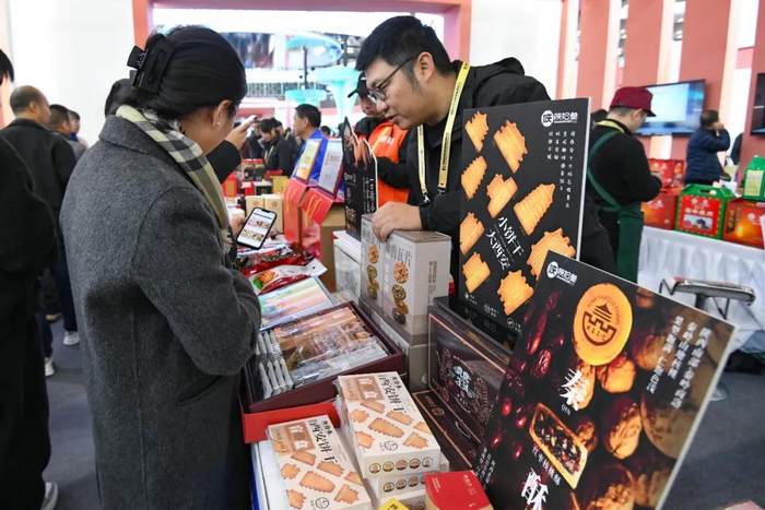 ▲在西安展馆内，参观群众了解西安本土品牌产品。