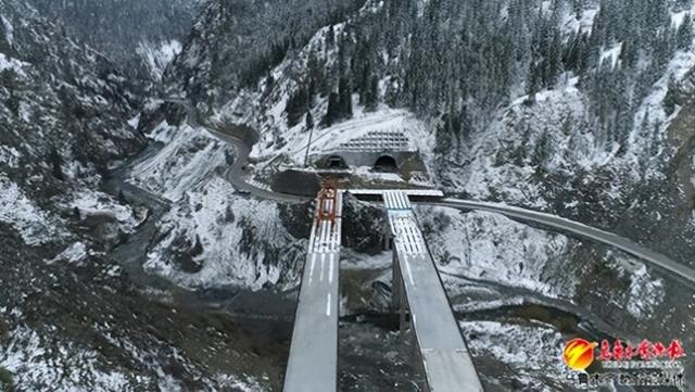 　　11月23日，G0711线乌鲁木齐至尉犁高速公路前峡1号特大桥贯通。通讯员晋晨曦摄