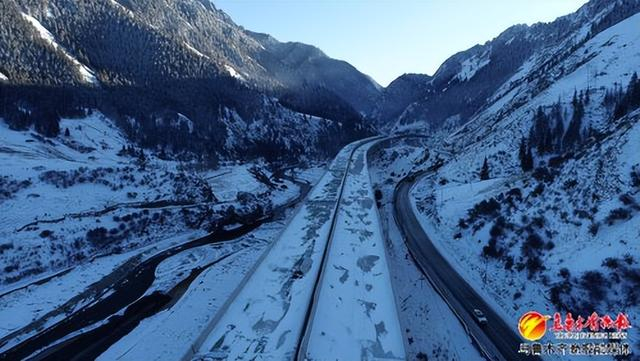 　　11月23日，G0711线乌鲁木齐至尉犁高速公路前峡1号特大桥贯通。通讯员晋晨曦摄