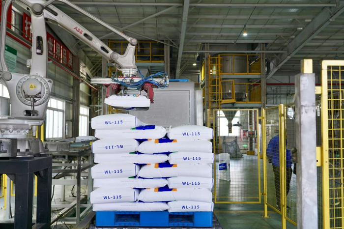 　　精制费托蜡WL-115生产车间  徐均坪摄