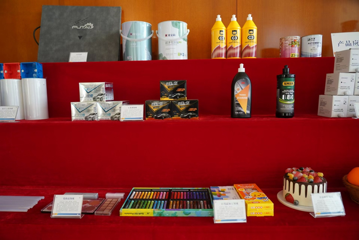 图为陕西未来能源化工有限公司生产产品的多元化应用场景  徐均坪摄