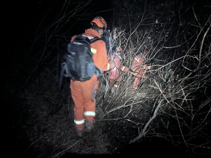 消防救援人员夜间登山寻找被困游客。 图源：门头沟区消防救援支队