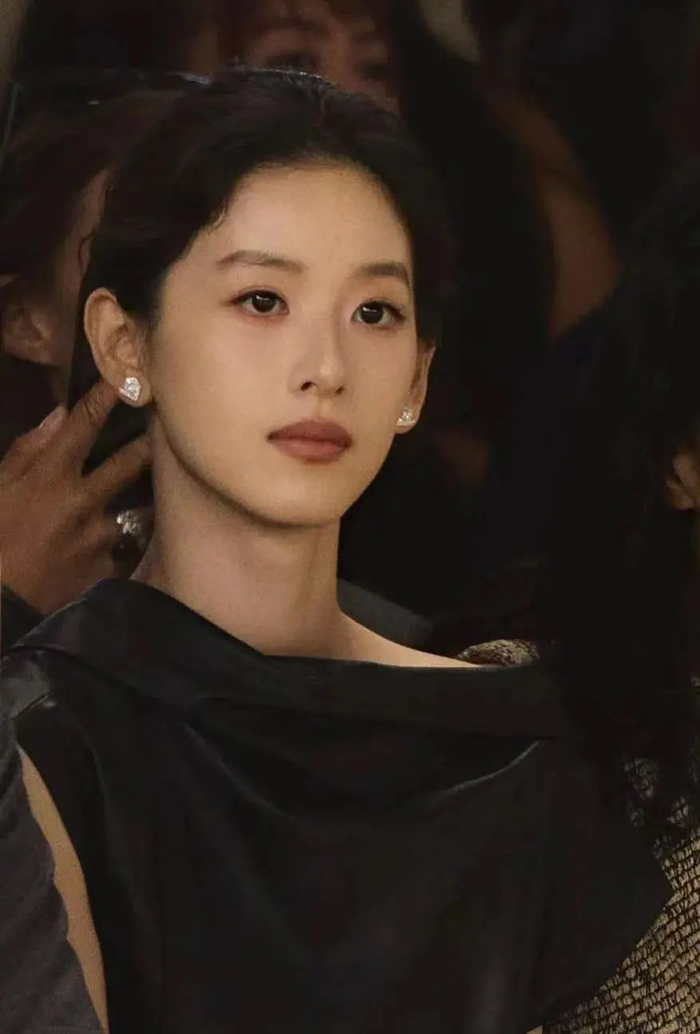 生下二胎后,章泽天高调亮相?看完夫妻背后的关系,才明白她的巨大变化……|时装周|刘强东|京东|婚姻|南京_新浪新闻