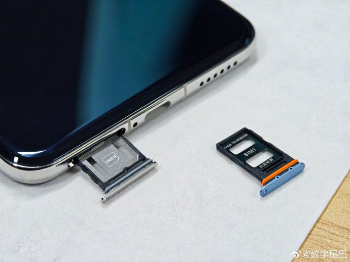 华为 Mate 70 Pro+ 的 SIM 卡托,竟然采用的是横置布局