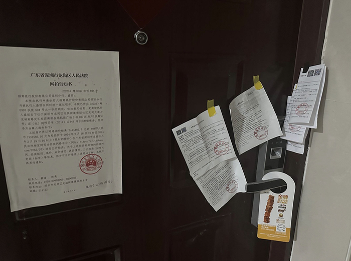 云创优品（深圳）电子商务有限公司注册地无人，门上贴有欠费单、法院网拍告知书。