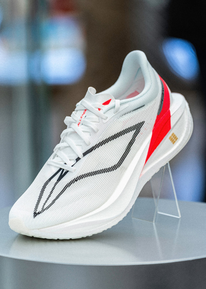 李宁发布全新「超䨻科技」！6 款重磅新品抢先看！|球鞋|李宁（LI-NING）|运动时尚|碳板|运动员_新浪新闻