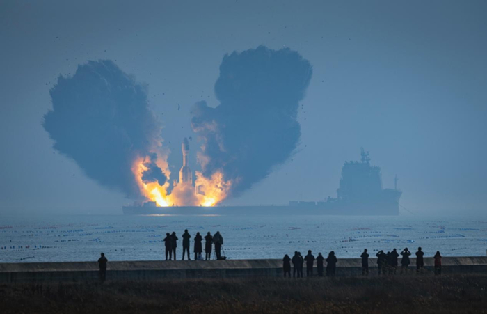 东方航天港在山东海阳近岸实施全球最大固体火箭引力一号首飞试验
