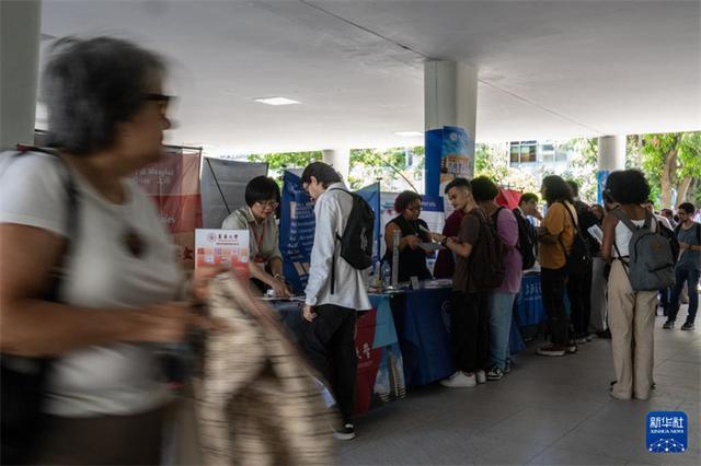 11月25日，人们在巴西里约热内卢联邦大学举办的中国高等教育展上参观。新华社记者 王天聪 摄