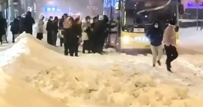 鹤岗暴雪破纪录：有乘客称花了两块钱结果推了三次公交车