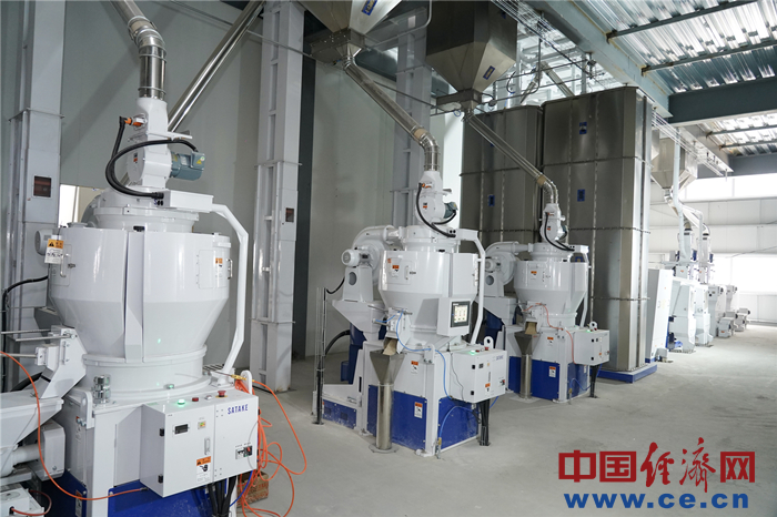 　　宏驼集团刚刚兴建投产的大米精加工基地  徐均坪摄 