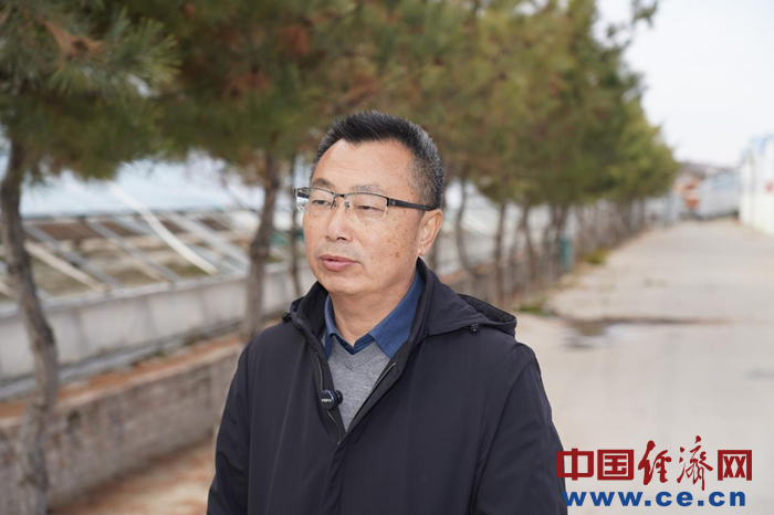 　　横山宏驼集团董事长、驼燕沟村党支部书记乔俊宏  徐均坪摄 