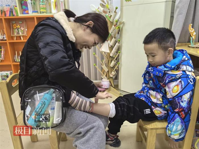 包里啥都有！幼儿园有个“机器猫”阿姨