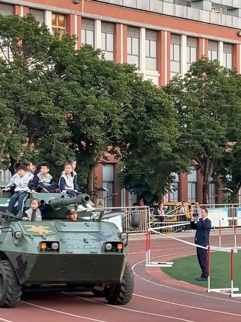 看看厦门 五缘湾实验小学办活动 知道你是怎么输在起跑线上的了吧