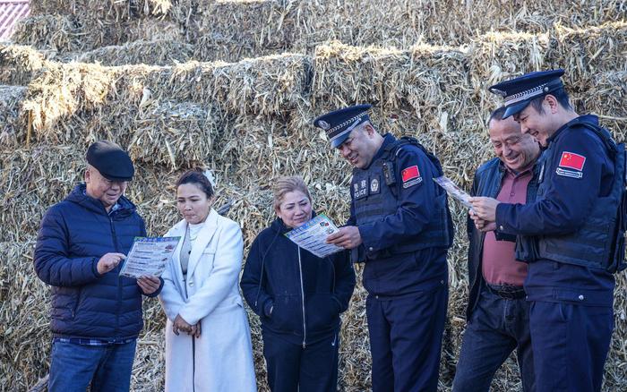 民警为群众讲解法律知识。 图源：伊犁边境管理支队