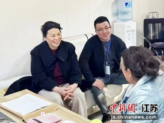 工作人员与被征收户商谈征收事宜。 丰财街道供图