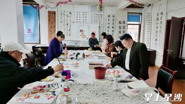 金茂路社区老年大学书法绘画课。