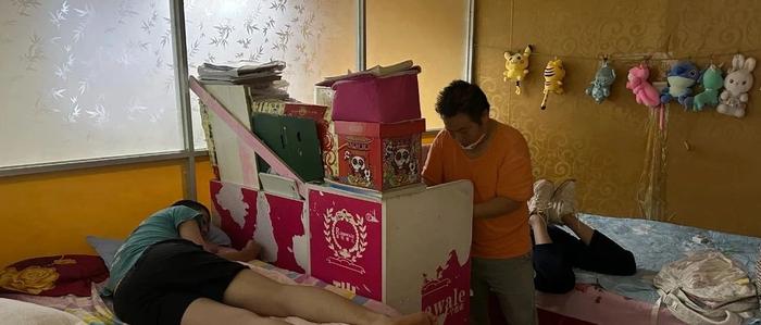 因为“不想拍照”，一个县城男孩被困在12岁