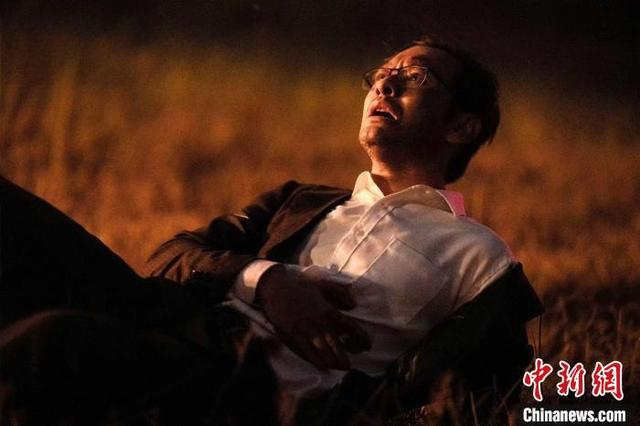 《戴假发的人》剧照。受访者供图