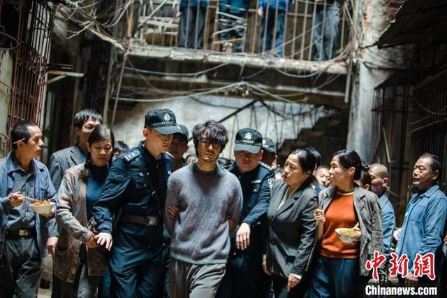 《戴假发的人》剧照。受访者供图