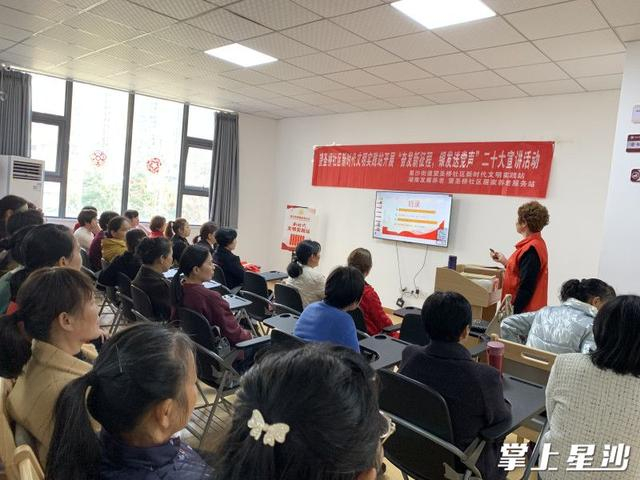 退休老教师王运辉为老人们进行宣讲。