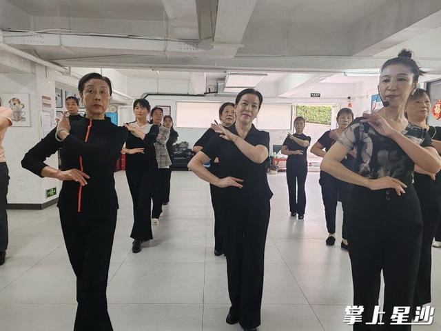 每周二上午，老人们来到湘龙街道湘瑞社区居家养老服务站风采时尚班上课。