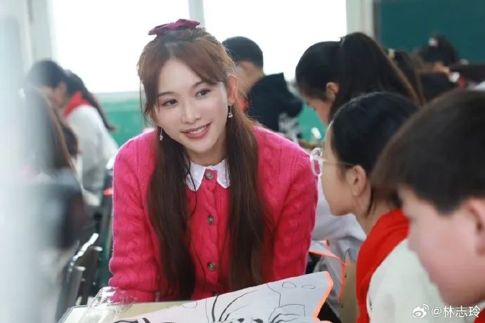 林志玲与学生们互动。图源：林志玲微博