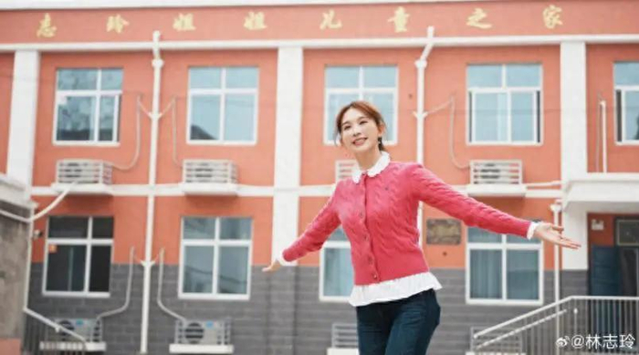 林志玲与沙地中心校“志玲姐姐儿童之家”合影。图源：林志玲微博