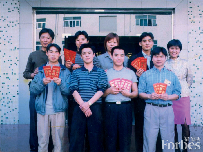 郭台强认为,看着人才流失,不如先鼓励一些干部去创业,以安抚人心.