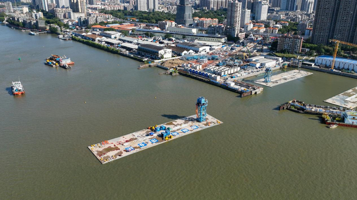 沉管浮运出坞画面