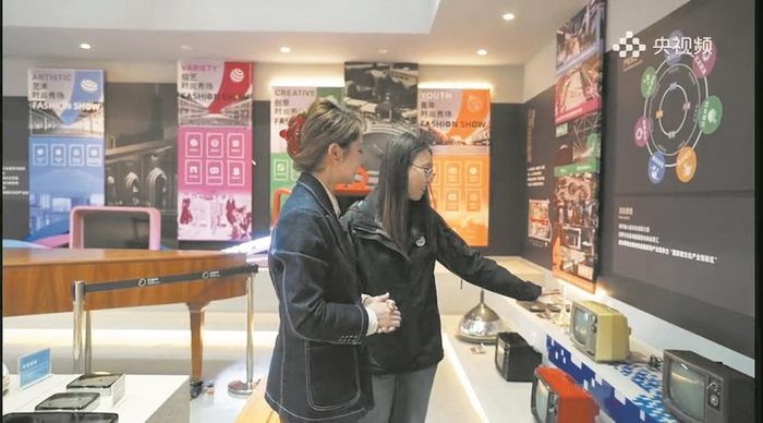     央视频主持人与东郊记忆讲解员全方位展示东郊记忆的发展成果。  央视频直播截图