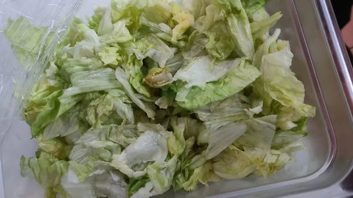 汉堡王供应商供应的不新鲜蔬菜。受访者供图