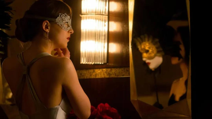 《五十度灰》系列电影中的所有情趣道具都由丽莎设计/ 图源：《五十度黑》剧照