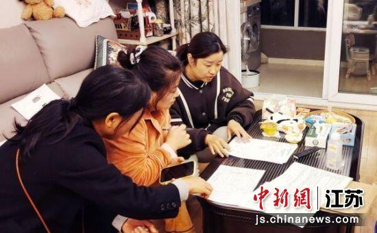 入户洽谈，促成签约。 丰财街道供图