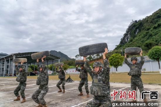 图为武警官兵挑战体能极限。武警广西总队南宁支队供图