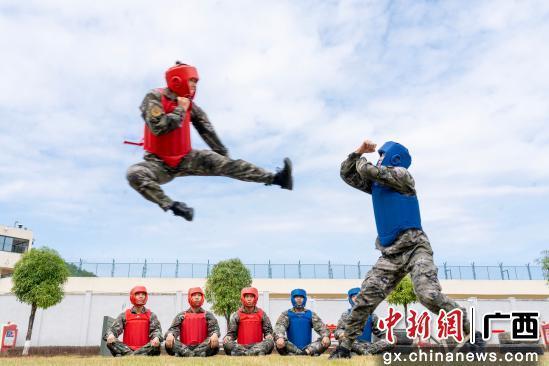 图为武警官兵进行擒敌对抗训练。武警广西总队南宁支队供图