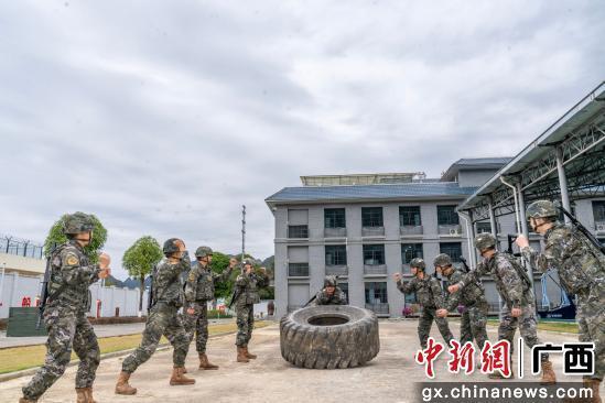 图为武警官兵进行体能强化训练。武警广西总队南宁支队供图